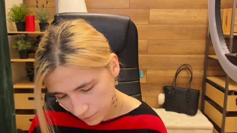 Snapshot of moon13152 chatting on 27, 1, 2025 Katrin online show from 27, 1, 2025