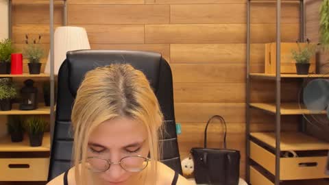 Snapshot of moon13152 chatting on 28, 1, 2025 Katrin online show from 28, 1, 2025