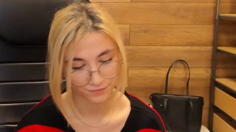 Snapshot of moon13152 chatting on 28, 1, 2025 Katrin online show from 28, 1, 2025