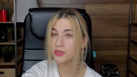 Snapshot of moon13152 chatting on 1, 2, 2025 Katrin online show from 1, 2, 2025