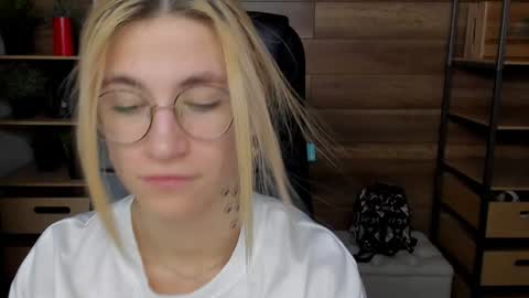 Snapshot of moon13152 chatting on 1, 2, 2025 Katrin online show from 1, 2, 2025