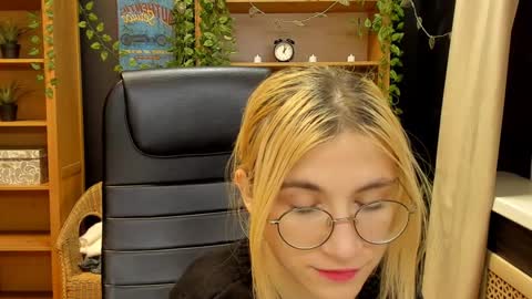 Snapshot of moon13152 chatting on 1, 2, 2025 Katrin online show from 1, 2, 2025