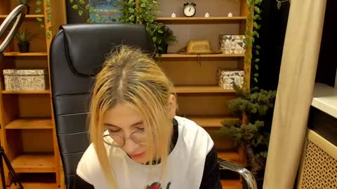 Snapshot of moon13152 chatting on 2, 2, 2025 Katrin online show from 2, 2, 2025