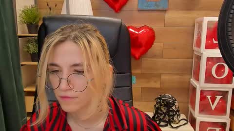 Snapshot of moon13152 chatting on 18, 2, 2025 Katrin online show from 18, 2, 2025