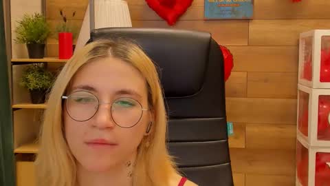 Snapshot of moon13152 chatting on 20, 2, 2025 Katrin online show from 20, 2, 2025