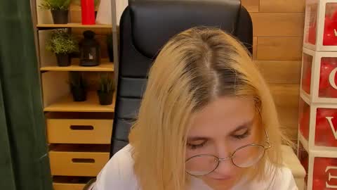 Snapshot of moon13152 chatting on 21, 2, 2025 Katrin online show from 21, 2, 2025