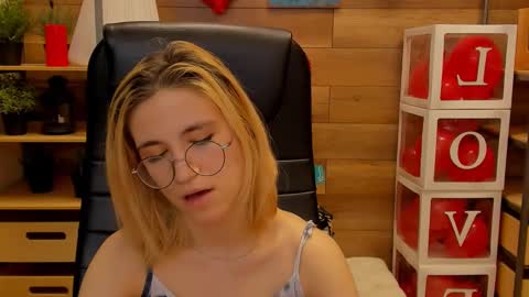 Snapshot of moon13152 chatting on 24, 2, 2025 Katrin online show from 24, 2, 2025