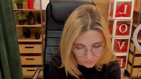 Snapshot of moon13152 chatting on 28, 2, 2025 Katrin online show from 28, 2, 2025