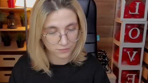 Snapshot of moon13152 chatting on 1, 3, 2025 Katrin online show from 1, 3, 2025