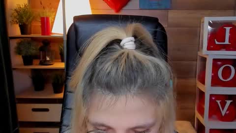 Snapshot of moon13152 chatting on 1, 3, 2025 Katrin online show from 1, 3, 2025