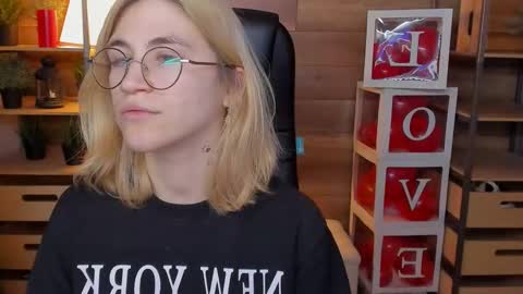 Snapshot of moon13152 chatting on 6, 3, 2025 Katrin online show from 6, 3, 2025