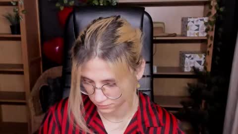 Snapshot of moon13152 chatting on 7, 3, 2025 Katrin online show from 7, 3, 2025