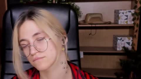 Snapshot of moon13152 chatting on 7, 3, 2025 Katrin online show from 7, 3, 2025