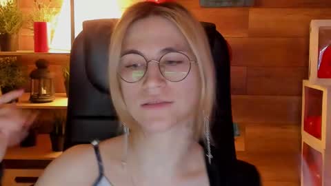 Snapshot of moon13152 chatting on 9, 3, 2025 Katrin online show from 9, 3, 2025