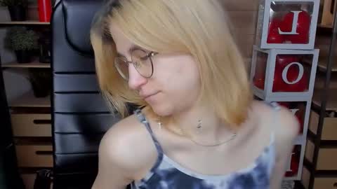 Snapshot of moon13152 chatting on 9, 3, 2025 Katrin online show from 9, 3, 2025