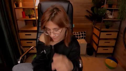 Snapshot of moon13152 chatting on 11, 10, 2025 Katrin online show from 11, 10, 2025