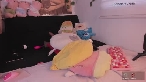 moonliight__ online show from 8, 11, 2025