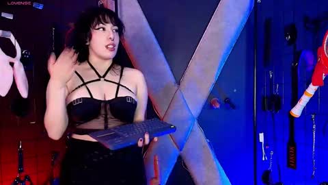 mranii_queen_bdsm_ online show from 4, 12, 2025
