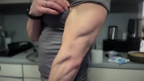 Snapshot of musclehair3 chatting on 18, 12, 2024 musclehair3 online show from 18, 12, 2024