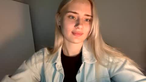 Snapshot of musescorner chatting on 4, 12, 2025 musescorner online show from 4, 12, 2025