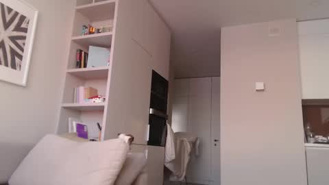 Hannah  welcome  online show from 21, 2, 2025