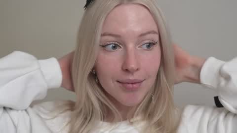 Snapshot of my_stella chatting on 3, 2, 2025 STELLA Im here today online show from 3, 2, 2025