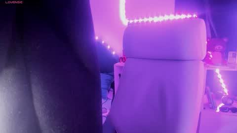 nami_white online show from 22, 9, 2025