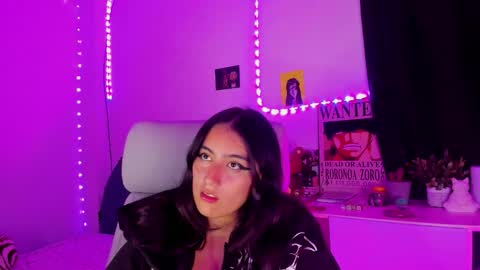 nami_white online show from 4, 10, 2025