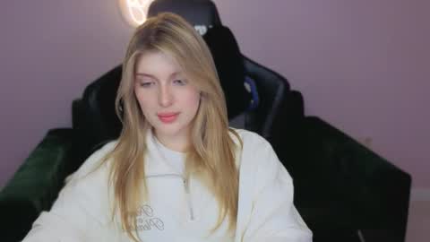 Snapshot of nanami_v02 chatting on 28, 9, 2025 Maeve online show from 28, 9, 2025