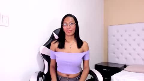 Snapshot of naomi_keen chatting on 28, 9, 2025 naomi_keen online show from 28, 9, 2025