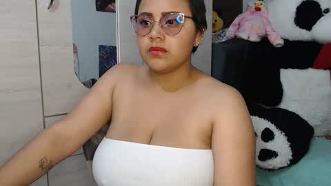 Snapshot of naomylux1 chatting on 19, 12, 2025 naomylux1 online show from 19, 12, 2025