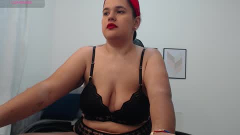 Snapshot of natalia_curvy1 chatting on 8, 10, 2025 Nathalia online show from 8, 10, 2025