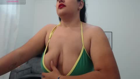 Snapshot of natalia_curvy1 chatting on 28, 10, 2025 Nathalia online show from 28, 10, 2025