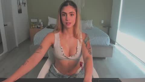 Snapshot of nataly_05 chatting on 6, 11, 2025 anatalybee online show from 6, 11, 2025