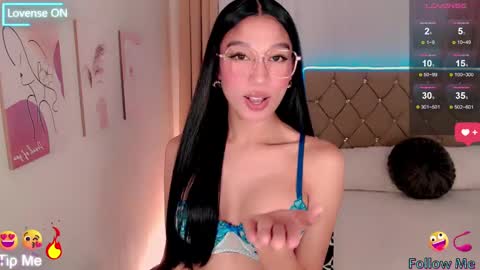 Snapshot of nathalie_hadid chatting on 5, 3, 2025 please follow me guyss online show from 5, 3, 2025