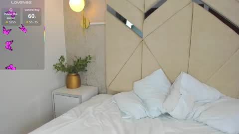 Snapshot of nathalieross1 chatting on 4, 12, 2025 Nathalie Ross online show from 4, 12, 2025