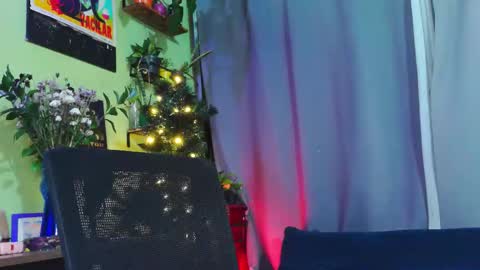 Snapshot of naughty_em_17 chatting on 14, 1, 2026 Em please help me reach 100 thumbs up 3 online show from 14, 1, 2026