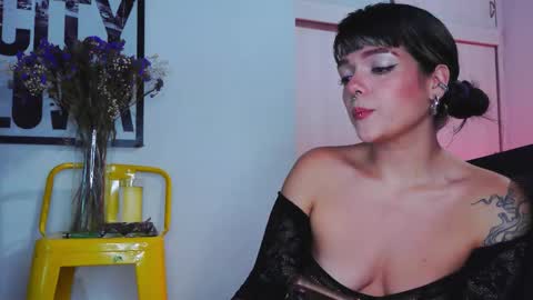 Snapshot of naughty_em_17 chatting on 17, 1, 2026 Em please help me reach 100 thumbs up 3 online show from 17, 1, 2026