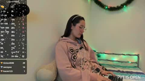 Snapshot of naughty_giirl_ chatting on 18, 12, 2024 lauh online show from 18, 12, 2024