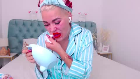 Snapshot of naughty_kittyy1 chatting on 8, 10, 2025 Maria online show from 8, 10, 2025