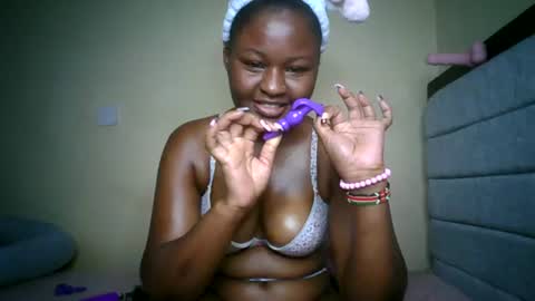 Snapshot of naughtybrownny chatting on 24, 6, 2026 MUMU online show from 24, 6, 2026