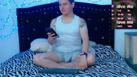 Snapshot of naughtylovers1617 chatting on 1, 10, 2025 RED AND BLUE online show from 1, 10, 2025