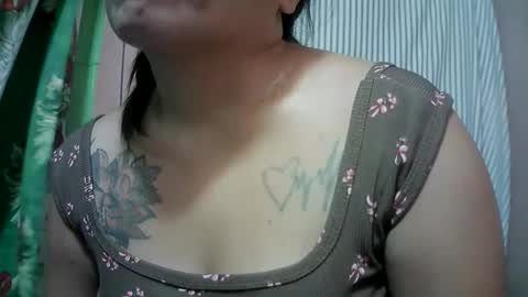 Snapshot of naughtymom_33 chatting on 28, 4, 2026 naughtymom_33 online show from 28, 4, 2026