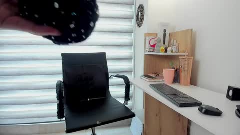 Snapshot of nia__white chatting on 8, 1, 2025 laura online show from 8, 1, 2025