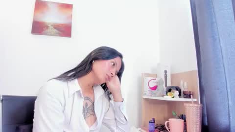 Snapshot of nia__white chatting on 8, 10, 2025 laura online show from 8, 10, 2025