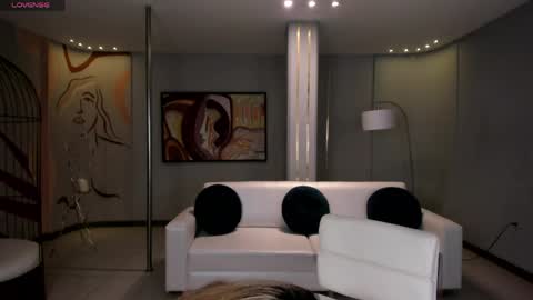 Snapshot of niaholland chatting on 3, 4, 2026 SQUIRTER DOLL online show from 3, 4, 2026