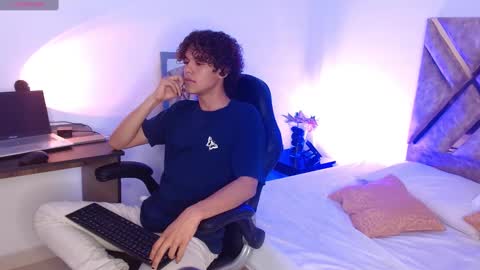 Nickolas Muoz online show from 8, 3, 2025