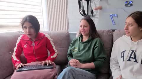 nicky_as online show from 4, 12, 2025