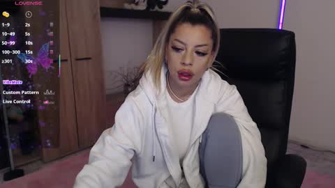 Snapshot of nicole___19 chatting on 2, 12, 2025 Nico online show from 2, 12, 2025