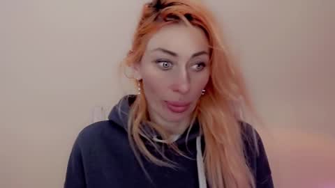 Snapshot of nicole_g0ld_ chatting on 6, 1, 2025 Nicole online show from 6, 1, 2025